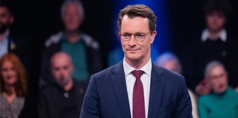 Hendrik Wüst (CDU), Ministerpräsident von Nordrhein-Westfalen, bekommt aus Kiel Rückenwind für die Landtagswahl am Sonntag (15. Mai).