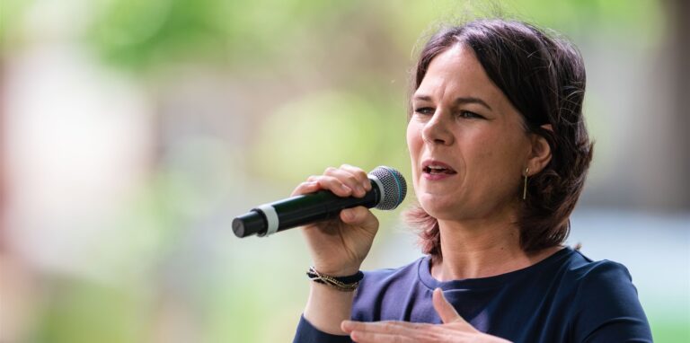Annalena Baerbock (Bündnis 90/Die Grünen), Außenministerin, spricht bei einer Wahlkampfveranstaltung ihrer Partei zur Landtagswahl Nordrhein-Westfalen.
