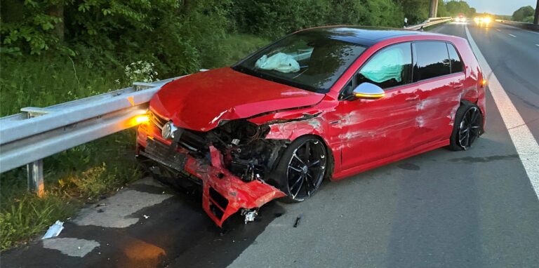 Der Wagen krachte auf der A 31 kurz vor der Ausfahrt Lembeck in die Leitplanken.