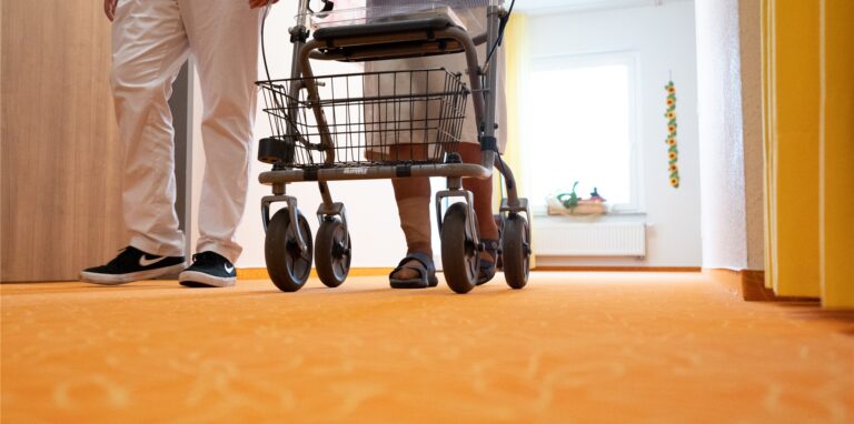 Eine 63-Jährige soll ihren Bruder getötet haben, damit er nicht ins Pflegeheim verlegt wird.