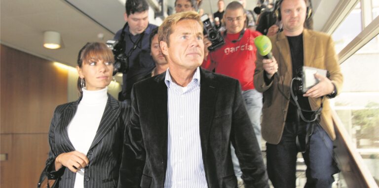 Der Musikproduzent Dieter Bohlen verlässt im September 2007 in Begleitung seiner Freundin Carina Walz nach seiner Zeugenaussage das Amtsgericht in Recklinghausen.