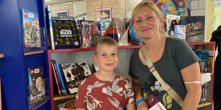Henry (7) und seine Mutter Elisabeth Bugzel sind beide große Fans der Sternensaga.