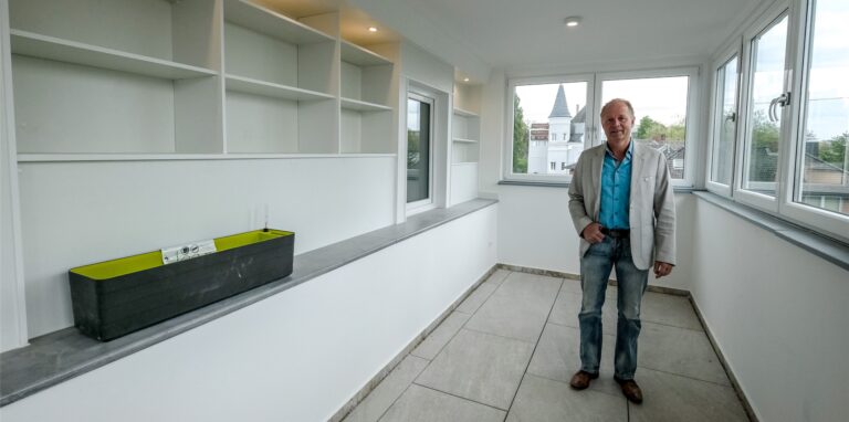 Recklinghausen: Stefan Schlüter in einem ganz speziellen Raum. Diese Wohnung hat ein Zimmer, das gleichsam innen wie außen ist.