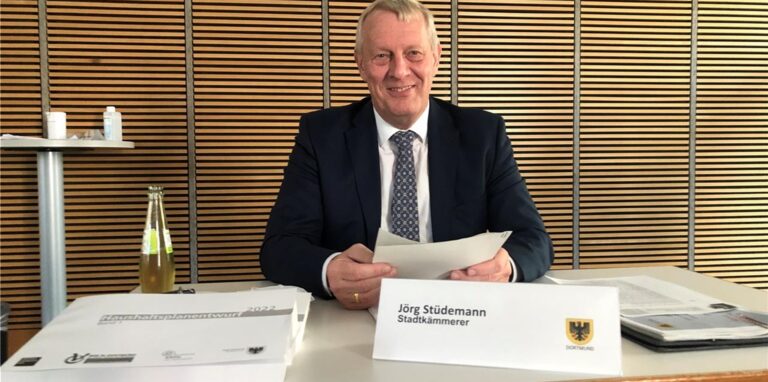 Kämmerer und Stadtdirektor Jörg Stüdemann kann sich im Nachhinein über einen weit besseren Haushaltsabschluss für 2021 freuen als erwartet.