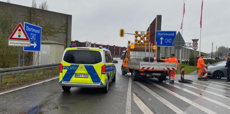 Mehrere Stunden war die A40 gesperrt. Mit Spürhunden suchte die Polizei nach einem Mann, der mit einem Lkw kollidiert war.