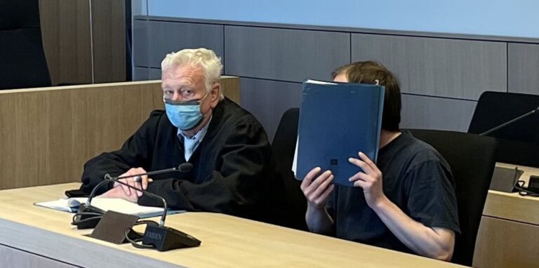 Der Angeklagte kurz vor Prozessbeginn an der Seite seines Verteidigers Rainer Bertram. Der 33-Jährige soll in Bochum einen Busfahrer mit einer Schere attackiert haben.