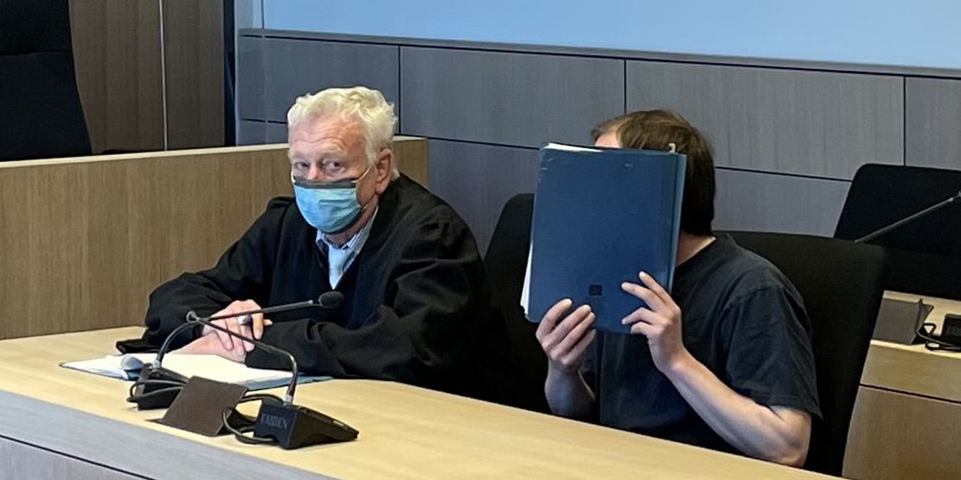 Der Angeklagte kurz vor Prozessbeginn an der Seite seines Verteidigers Rainer Bertram. Der 33-Jährige soll in Bochum einen Busfahrer mit einer Schere attackiert haben.