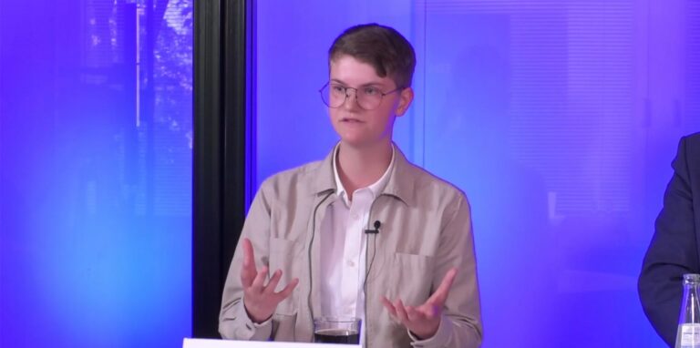 Lisa Ellermann (Linke) diskutiert in der Podiumsdiskussion zur Landtagswahl 2022.