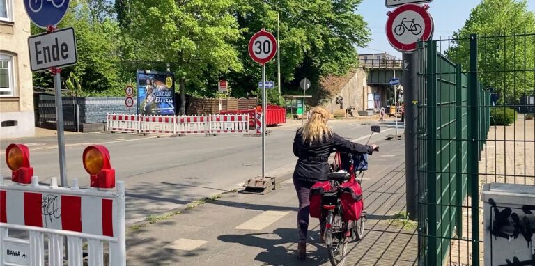 Radfahrer haben vor der Baustelle an der Kaiserstraße derzeit drei Alternativen, von denen wohl keine optimal ist: Absteigen und den Drahtesel über den Gehweg schieben (wie hier auf dem Bild), sich neben Kraftfahrzeugen auf die verengte Fahrbahn wagen oder die Nebenstraßen befahren, durch aber auch die Linienbusse der Vestischen umgeleitet werden.
