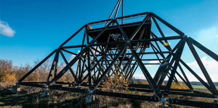 Der Spurwerkturm, ein pyramidenartiges Konstrukt aus Hölzern, auf dem Gelände der Zeche Waltrop.