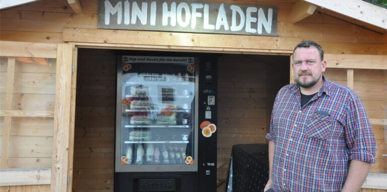 Jan Menken, Besitzer und Betreiber des Hofes Menken, ärgert sich über den neuerlichen Einbruch in diese Hütte, den 24 Stunden geöffneten „Mini Hofladen“.