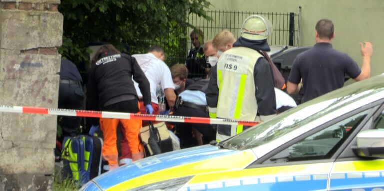 Rettungskräfte arbeiten hinter Absperrband. Im Essener Norden sind am Dienstagmittag Schüsse und eine verletzte Person gemeldet worden.