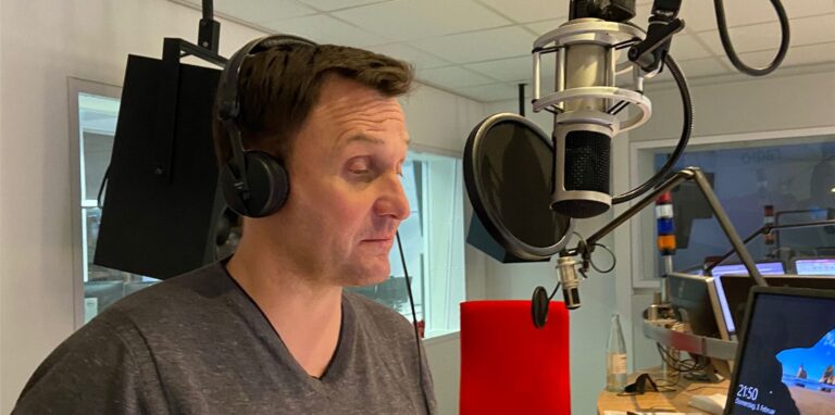 Gerichtsreporter und Podcaster Martin von Braunschweig bei den Aufnahmen zum Podcast „Ohne Bewährung“.