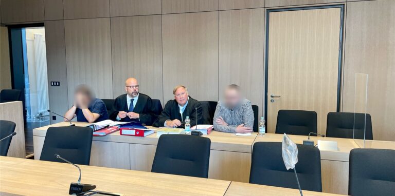 Das angehängte Bild zeigt die beiden Angeklagten kurz vor Prozessbeginn an der Seite ihrer Verteidiger Stefan Jörg Witte (2. von links) und Dr. Martin Meinberg (2. von rechts).