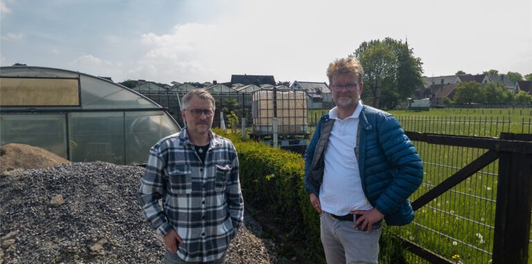 Stefan Feldmann und Axel Röttger (r.) wollen auf dem Gelände der Gärtnerei Boermann einen neuen, größeren und moderneren Lebensmittelmarkt errichten. Nebenan auf der grünen Wiese sollen Wohnungen entstehen.