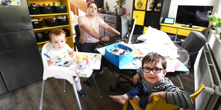 Steve Meyer muss wegen des Kita-Streiks ins Homeoffice und kümmert sich dann um den einjährigen Benedikt (l.), während Lukas (4) in seine Kita gehen kann.