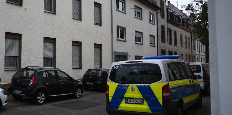 Ein Fahrzeug der Polizei steht in einer Straße im Stadtteil Waldhof. Nach einem Polizeieinsatz ist ein Mann ums Leben gekommen. Das Landeskriminalamt hat Ermittlungen aufgenommen, sagte ein Polizeisprecher.