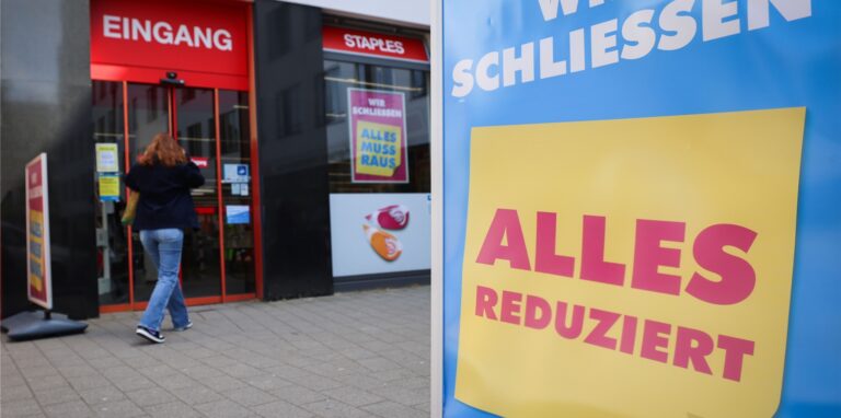 Die Staples-Filialen in ganz Deutschland werden geschlossen. Etwa 700 Beschäftigte verlieren ihren Job.