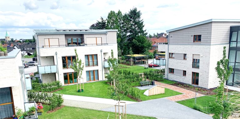 Moderne Wohngebäude der Caritas mit Parkanlage am Wesel-Dattteln-Kanal.