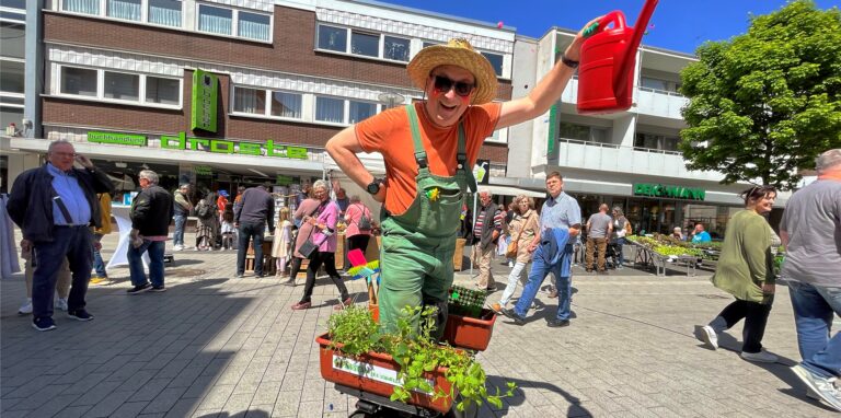 „Gustav, der schnelle Gärtner“ berichtete den Passanten auf dem Hertener Blumenmarkt allerhand Interessantes über die verschiedenen Kräutersorten.