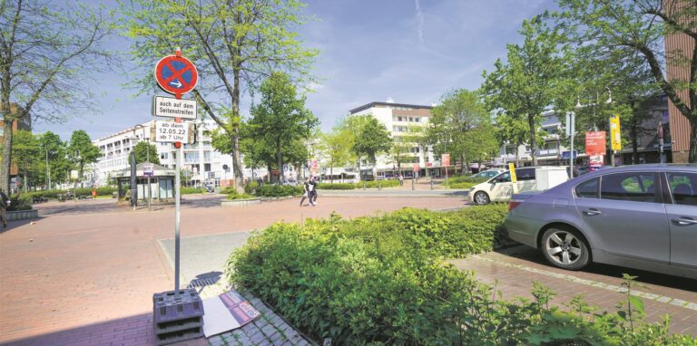 Der Berliner Platz in Oer-Erkenschwick. Ein Schild weist auf die Sperrung des Parkplatzes hin.