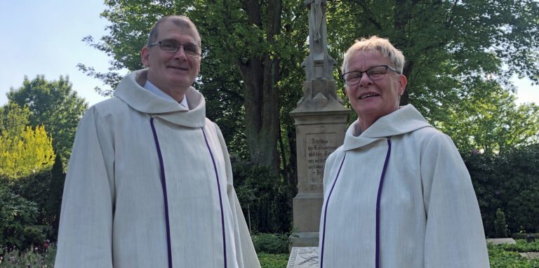 Beatrix Senft und Ralf-Peter Böhmer übernehmen für den Pastoralverbund Castrop-Rauxel-Süd den Beerdigungsdienst.