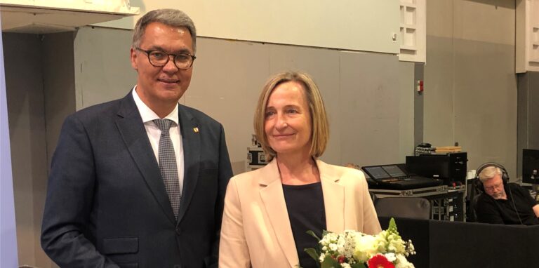 Oberbürgermeister Thomas Westphal gratulierte Monika Nienaber-Willaredt zu ihrer Wahl zur Dezernentin für Schule, Jugend und Familie in Dortmund.