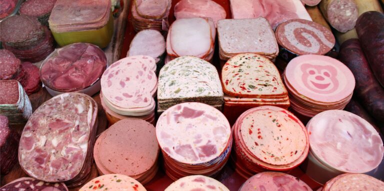 Blick auf verschiedene Wurstsorten und -aufschnitt an der Wursttheke einer Fleischerei