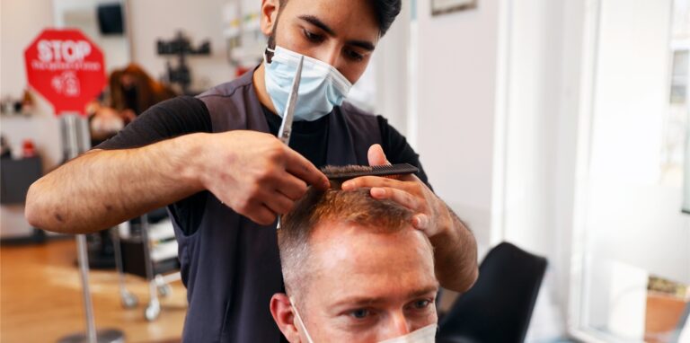 Ein Friseur frisiert einen Kunden. Kann ein Haarschnitt dieser Art bald 100 Euro kosten?
Ein Friseur frisiert einen Kunden.