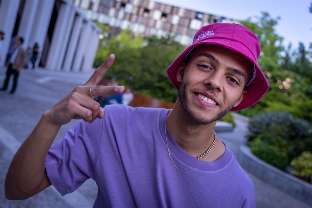 Malik Harris tritt beim Eurovision Song Contest 2022 in Turin für Deutschland an. Malik Harris tritt beim Eurovision Song Contest 2022 in Turin für Deutschland an.