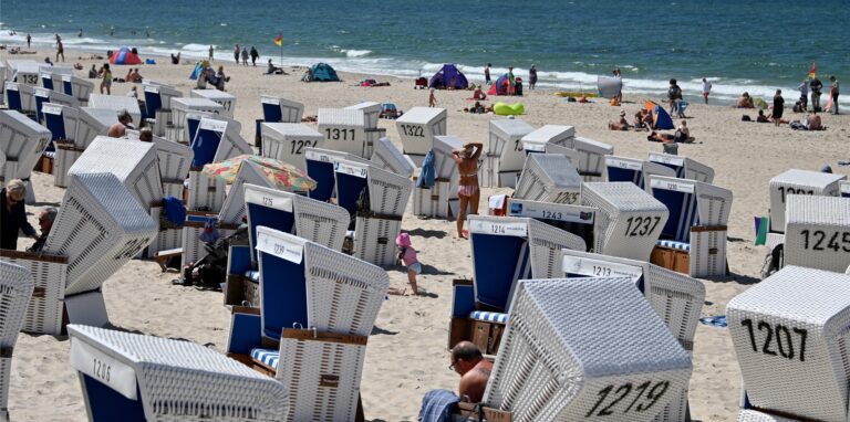Viele Standkörbe stehen am Strand von Sylt.