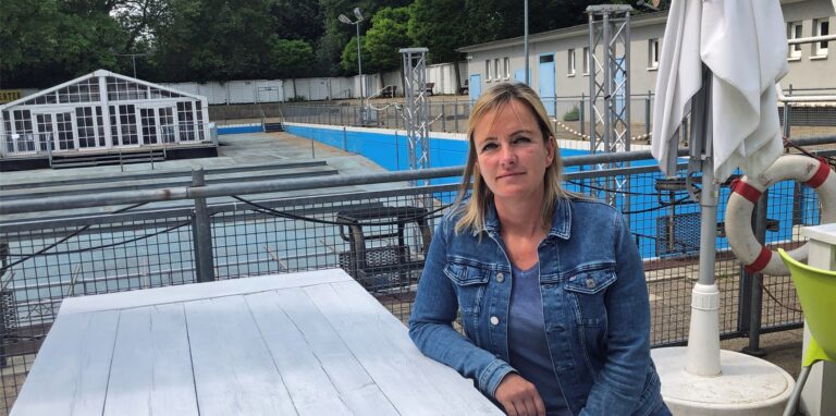 Marlen Kempf ist Inhaberin der Gastronomie Parkbad Süd. Im ehemaligen Schwimmbecken finden heute Konzerte und manchmal auch Trauungen statt.