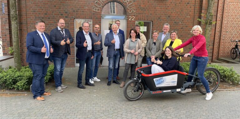 Mehrere Bürgermeister und Vertreter von Kommunen