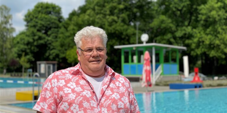Bäderchef Heinz-Robert Schäfer und sein Team bereiten das Parkbad Nord auf die Sommersaison vor.