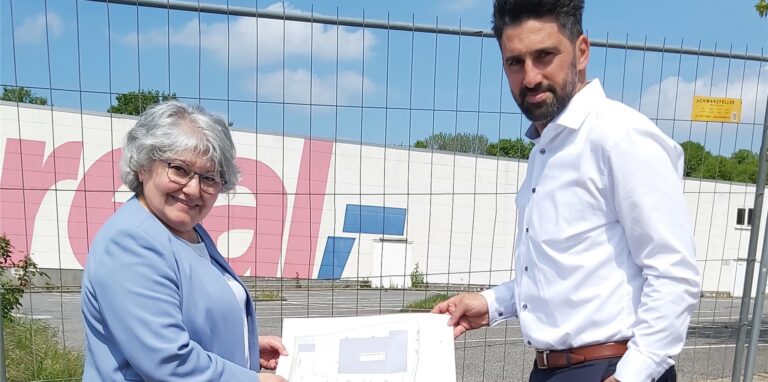 Die Hertener Stadtbaurätin Janine Feldmann und Projektleiter Habib Kaya (Ten Brinke) freuen sich, dass die Abriss- und Bauarbeiten am ehemaligen Real-Standort in Bertlich nun beginnen.