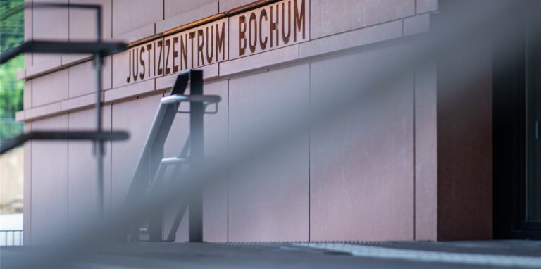 An der Treppe stehen beim Landgericht die Wörter: «Justizzentrum Bochum» in Stein gemeißelt.