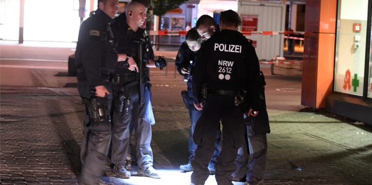 Polizisten suchen in der Nacht nach Spuren der Schiesserei auf dem Hamborner Altmarkt in Marxloh.