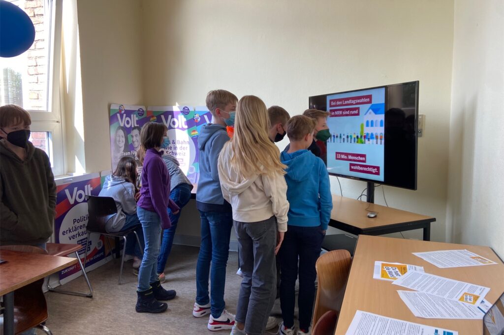 An einer Medienstation konnten die Besucherinnen und Besucher sowohl den WDR-Kandidatencheck nutzen als auch den Wahl-O-Mat durchführen An einer Medienstation konnten die Besucherinnen und Besucher sowohl den WDR-Kandidatencheck nutzen als auch den Wahl-O-Mat durchführen