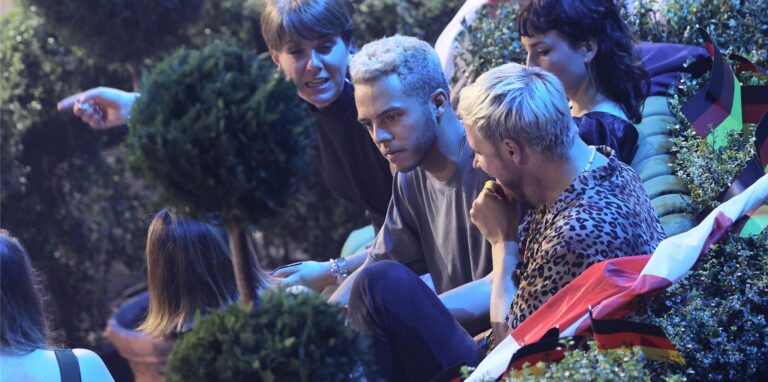 Malik Harris (Mitte) aus Deutschland während der Vergabe der Wertungspunkte nach dem Finale des Eurovision Song Contests (ESC).