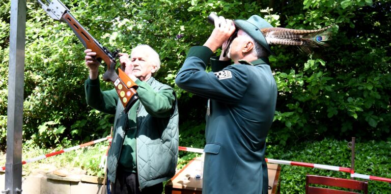 Klaus Lemke wirft einen prüfenden Blick auf den Vogel. Beim Schützenfest der BSG Westerholt kam es am Ende zu einer Überraschung.
