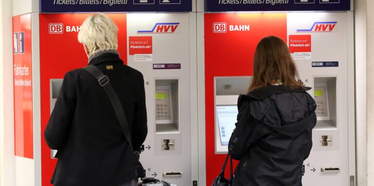 Frauen stehen an einem Fahrkartenautomaten der Deutschen Bahn