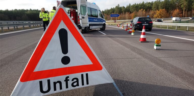 Ein 19-Jähriger aus Herten schleuderte auf der A1 erst in eine Leitplanke und dann in einen Sattelzug. (Symbolbild)