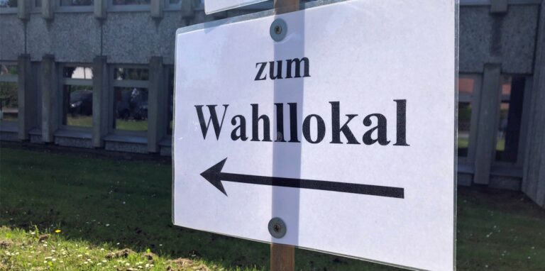 Ein Schild weist am THG Waltrop den Weg zum Wahllokal.