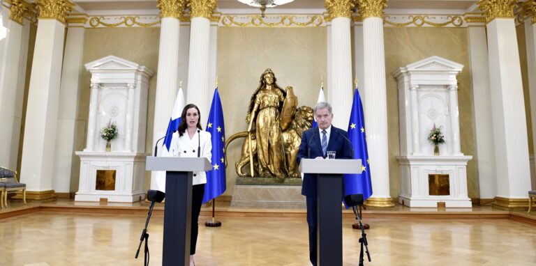 Sanna Marin (l), Ministerpräsidentin von Finnland, und Sauli Niinistö, Präsident von Finnland, geben eine Pressekonferenz zu den sicherheitspolitischen Entscheidungen Finnlands im Präsidentenpalast. Marin und Niinistö teilten mit, dass Finnland einen Antrag auf Nato-Mitgliedschaft stellen wird. Das finnische Parlament muss dem Schritt noch zustimmen, eine Mehrheit gilt als sicher.