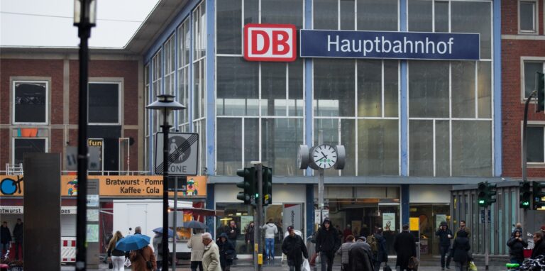 Blick auf das Empfangsgebäude des Hauptbahnhofs am 13.01.2015 in Münster (Nordrhein-Westfalen).