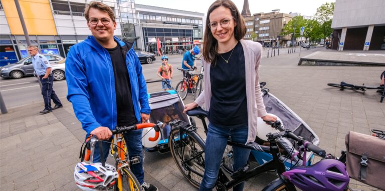 Auch Annika und Andreas Sander reihten sich mit der Fahrrad-Karre und den Kindern Ronja und Josephine in den bunten Korso ein.