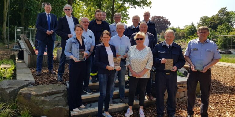 Die Ehrenamtspreisträger mit WLV-Kreisvorsitzende Regina Böckenhoff, Anne Sprenger, Thomas und Heike Hein, Feuerwehrschef Andreas Fischer und THW-Ortsbeauftragter Helmut Haarmann