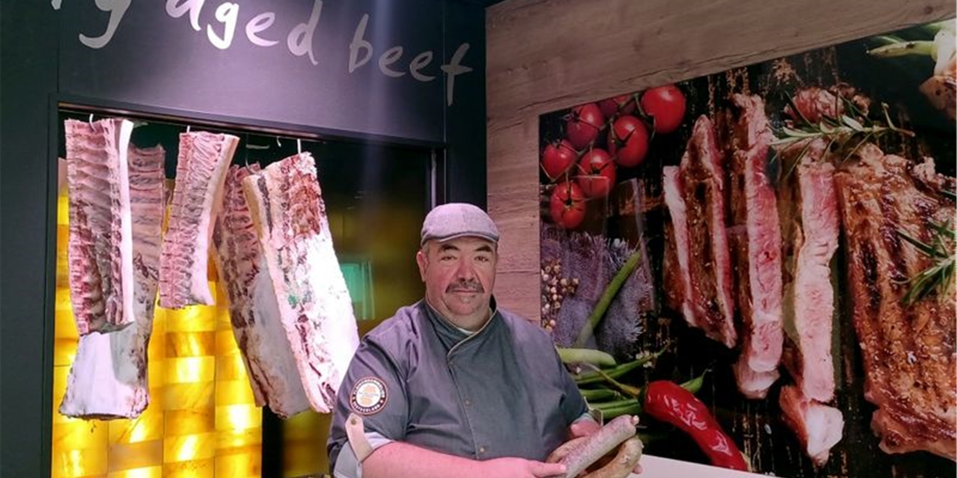 Der Pfälzer Metzger Walter Adam aus Herxheim bei Landau steht in seiner Metzgerei.
