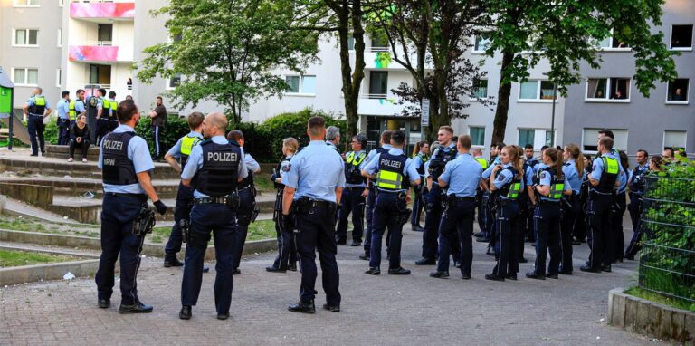 Polizisten stehen vor einem Haus in Essen