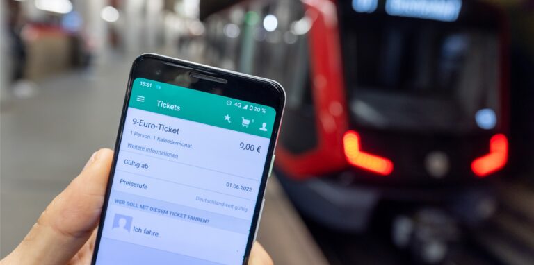 Ein Mitarbeiter der VAG (Verkehrs-Aktiengesellschaft Nürnberg) präsentiert eine aktuelle Testanwendung der App des VGN (Verkehrsverbunds Großraum Nürnberg) zum Kauf des 9-Euro-Tickets.